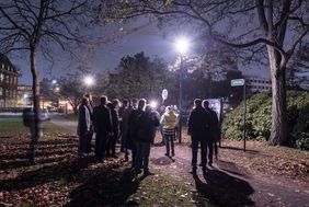 Bei der Eröffnung des Lichterwegs im Stadtwerkepark wurden die unterschiedlichen Varianten von Gas- und LED-Laternen vorgestellt. Foto: Schaffmeister