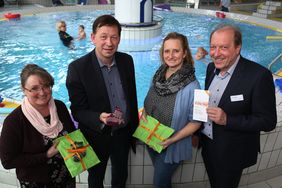 Stadtdirektor Burkhard Hintzsche (2. v. l.) mit Mitarbeiterinnen des Elternbesuchsdienstes, Vera Glasner (l.) und Bianca Knop (2. v. r.) sowie Roland Kettler (r.), Geschäftsführer der Bädergesellschaft Düsseldorf. Foto: David Young