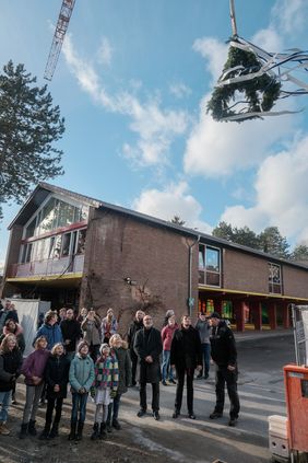 Der Richtkranz wurde beim Deckenfest an der Wichernschule hochgezogen. Die Stadt erweitert und modernisiert den Schulstandort für 7,1 Millionen Euro. Foto: Gstettenbauer
