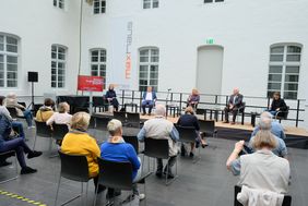 Anlässlich des 30. Jahrestags der Deutschen Einheit hat eine Delegation aus Chemnitz die Landeshauptstadt Düsseldorf besucht. Die Gäste aus der Partnerstadt nahmen auch am Podiumsgespräch im Maxhaus  teil.