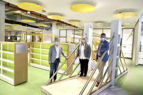 Gaben erste Einblicke in die Kinderbibliothek:  (v. r.) Dr. Norbert Kamp, Direktor der Stadtbüchereien Düsseldorf, Michaela Hutzheimer, Leiterin der Kinder- und Jugendbibliothek, und Stephan Schwering, Leiter der Zentralbibliothek; Foto: Ingo Lammert
