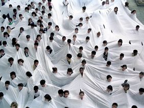Lygia Pape, Divisor (Dividor), 1968, Performance at Museu de Arte Moderna, Rio de Janeiro, 1990, Projeto Lygia Pape, Foto: Paula Pape
