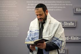 Auch Vertreter der Jüdischen Gemeinde nahmen vor Ort am Gedenken teil. Kantor Aaron Malinsky nahm das gesungene Gebet vor. Foto: Uwe Schaffmeister