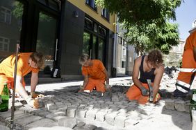 200 Quadratmeter des Pflasters auf der Mühlengasse werden instandgesetzt. Insgesamt acht Auszubildende von Stadt und Bauindustrie sind dort im Einsatz. Foto: Ingo Lammert