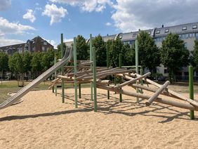 Den Mittelpunkt des Spielplatzes im IHZ-Park bildet eine Kletter- und Balancierkombination aus Robinienhölzern mit verschiedenen Kletternetzen und einer Rutsche; Foto: Gartenamt