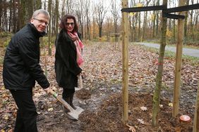 Gründezernentin Helga Stulgies und Peter Ehlen, Projektleiter Pipelinebau Open Grid Europe, beim Abschluss der Wiederbepflanzung der Gasleitungstrasse