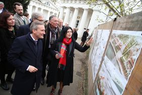 Stellten die Bürgerbeteiligung vor: Planungsdezernentin Cornelia Zuschke (r.), OB Geisel (vorne). Mit dabei: Gründezernentin Helga Stulgies, Kulturdezernent Hans-Georg Lohe, Thorben Meier (DM) und Jonges-Baas Wolfgang Rolshoven: Foto: Lammert
