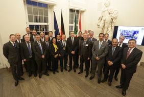 Die Botschafter aus arabischen Ländern mit Oberbürgermeister Thomas Geisel (Mitte) im Jan-Wellem-Saal, Foto: David Young.