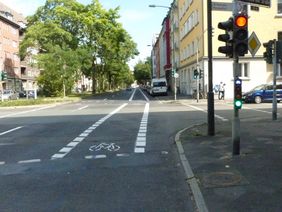 Bei einer Befragung erhielt die Radwegeführung an Klever und Jülicher Straße nach dem Umbau von Fahrradfahrern deutlich bessere Bewertungen. Foto: Amt für Verkehrsmanagement