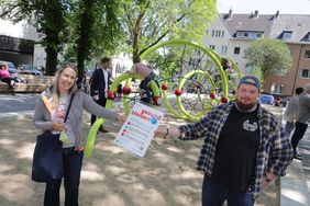 Auf dem Apostelplatz informieren die Spielplatzpaten der ev. JFE Apostel 2, Daniela Grünig und Gerrit Thiele, über die Verhaltensregeln, damit möglichst alle gesund bleiben. Foto: Ingo Lammert