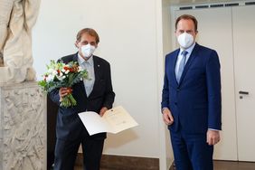 Dipl.-Ing. Jochen Kral, fortan Beigeordneter für das neu gegründete Dezernat für Mobilität, hat von Oberbürgermeister Dr. Stephan Keller die Ernennungsurkunde ausgehändigt bekommen; Foto: Zanin
