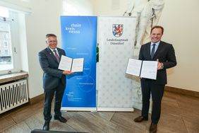 OB Dr. Stephan Keller (r.) und Landrat Hans-Jürgen Petrauschke haben eine  Kooperationsvereinbarung für die Durchführung des Zensus 2022 unterzeichnet. Foto: Melanie Zanin