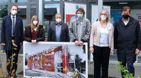 Dr. Stephan Keller (l.) eröffnete den Erweiterungsbau mit Burkhard Hintzsche (r.), den Schulleitungen Susanne Lamche (2.v.r.) und Christian Isenberg (3.v.l.) sowie Vanessa (2.v.l.) und Max (3.v.r.) von der Schülervertretung; © LHD/Wilfried Meyer