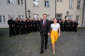 Oberbürgermeister Dr. Stephan Keller und Ordnungsdezernentin Britta Zur mit den neuen Nachwuchs- und Einsatzkräften von OSD und Verkehrsüberwachung. Foto: Michael Gstettenbauer