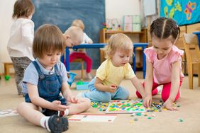 Kinder beim Spielen in der Kita