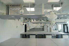 Mit den neu entstandenen Laboren sowie den Klassen- und Fachräumen wurde ein modernes Lernumfeld konzipiert. Foto: Michael Gstettenbauer