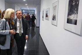 OB Thomas Geisel beim Rundgang durch die Ausstellung zu 50 Jahre "gymnasia", Foto: Young
