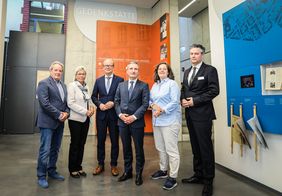 Besuchten die Mahn- und Gedenkstätte (v.l.): Paul Jurecky, Jüdischer Nationalfonds, Landtagsvizepräsidentin Carina Gödecke, Landtagspräsident André Kuper und OB Thomas Geisel. Hildegard Jakobs und Dr. Bastian Fleermann führten die Gäste. Foto: Zan