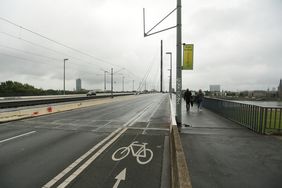Die Oberkasseler Brücke wurde in den Jahren 1969 bis 1976 gebaut.