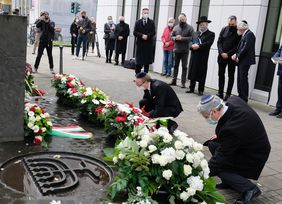 Kranzniederlegung zum Gedenken an die Pogromnacht am ehemaligen Standort der Düsseldorfer Synagoge an der Kasernenstraße mit Landtagspräsident André Kuper
