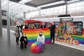 V.-Julian Bringezu, Leonie Dams, (vo. v. l.), Jana Hansjürgen, Georg Patermann, Elisabeth Wilfart,  Klaus Klar, Rheinbahn-Vorstand, und OB Dr. Stephan Keller (hi. v. l.).