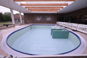 Nach dreijähriger Bauzeit ist das neue Schwimmbad in Benrath an der Regerstraße am Freitag, 1. September, eröffnet worden. Es trägt den Namen "Badehaus Benrath – Schwimmen am Schloss".