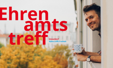 Ehrenamtstreff - Mann hält Kaffeetasse und schaut aus dem Fenster