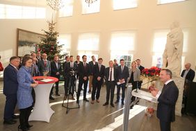 Bei der Unterzeichnung der Zielvereinbarung zur Förderung des Sozialen Wohnungsbaus: Ministerin Scharrenbach und Oberbürgermeister Thomas Geisel mit Vertretern der Wohnungswirtschaft. Foto: Lammert
