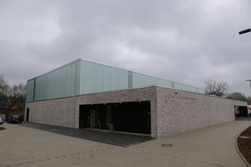 Außenansicht der neuen Zweifach-Sporthalle der Gesamtschule Stettiner Straße. Foto: Ingo Lammert