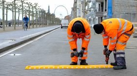 Mit Warnschwellen, wie sie hier installiert werden, soll am Mannesmannufer ab sofort insbesondere "Auto-Posern" und Rasern begegnet werden, aber auch der touristische Parkplatzsuchverkehr eingedämmt werden. Foto: Wilfried Meyer