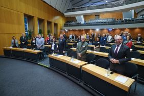 Oberbürgermeister Dr. Stephan Keller (M.) während der Verleihung des Pflege Awards KAB 2021 im Plenarsaal des Rathauses, Foto: Landeshauptstadt Düsseldorf/Michael Gstettenbauer