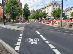 Die zweispurige Fahrbahn der Merowingerstraße stadteinwärts sowie die Einmündung Brunnenstraße in Richtung Norden wurden bereits am vergangenen Wochenende mit einer neuen Fahrbahndecke aus lärmoptimiertem Asphalt ausgestattet. Foto: Amt für Verkehrsmanagement
