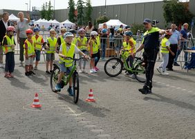 Fahrradfahren will gelernt sein! Am anspruchsvollen Parcours der Verkehrssicherheitstage konnten die Schüler der Sternwartschule ihr Können unter Beweis stellen. Foto: Wilfried Meyer