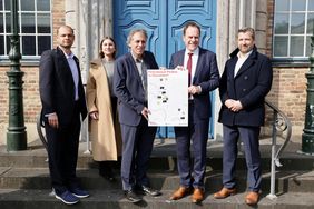 Das Pilotprojekt "Feierabend-Parken" der Landeshauptstadt Düsseldorf wird nun um die zwei Projektpartner Apcoa und Q-Park erweitert. Dazu trafen sich am Dienstag, 25. März,  (v.li.) Roman Rohrberg, Q-Park, Stefanie Kochs, Apcoa © Landeshauptstadt Düsseldorf/Ingo Lammert