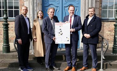 Das Pilotprojekt "Feierabend-Parken" der Landeshauptstadt Düsseldorf wird nun um die zwei Projektpartner Apcoa und Q-Park erweitert. Dazu trafen sich am Dienstag, 25. März,  (v.li.) Roman Rohrberg, Q-Park, Stefanie Kochs, Apcoa © Landeshauptstadt Düsseldorf/Ingo Lammert