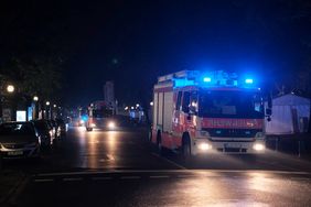 Es geht los: Laut Szenario hat der Fahrer der Rheinbahn einen Unfall an die Leitstelle gemeldet, die daraufhin die Feuerwehr alarmiert. Wenige Minuten später kommen rund 30 Einsatzkräfte am U-Bahn-Tunnel Heinrich-Heine-Allee an.