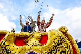 "Düsseldorf - gemeinsam jeck" - die Karnevalisten in der Landeshauptstadt feiern ihren Rosenmontagszug 2019. Foto: Melanie Zanin