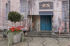 Nach rund fünfwöchiger Restaurierung ist die "Blaue Tür" an ihren Platz im Gebäude Marktplatz 1 des Düsseldorfer Rathauses zurückgekehrt. Foto: Michael Gstettenbauer