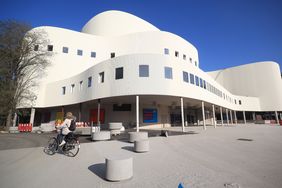 Die Arbeiten zum Umbau der Platzfläche vor dem Düsseldorfer Schauspielhaus befinden sich auf der Zielgeraden; Foto: Amt für Verkehrsmanagement