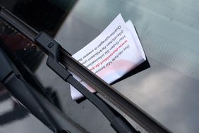 Die städtische Verkehrsüberwachung verzeichnete für zugeparkte Feuerwehrbewegungszonen und -zufahrten in der ersten Jahreshälfte 2021 bereits 1.440 Verwarnungen und 586 Abschleppmaßnahmen © Landeshauptstadt Düsseldorf/Uwe Schaffmeister 