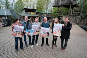 Stellten die Düsselferien vor (v.l.): Sonja Hirschberg (AKKI), Ralph Baumgarten (katholische Jugendagentur), Oliver Boeddrig (evangelisches Jugendreferat), Achim Radau Krüger (Jugendring), Berit Leisten (Jugendamt) und Stadtdirektor Burkhard Hintzsche, © Landeshauptstadt Düsseldorf/Michael Gstettenbauer