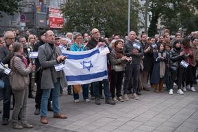 Mit Israel-Fahnen kamen zahlreiche Menschen vor die Synagoge in Golzheim, um ihre Solidarität zu bekunden; Foto: Michael Gstettenbauer