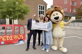 Schulleiterin Carolin Gallus von der Florensschule in Hamm (Mitte) freut sich gemeinsam mit Mobilitätsdezernent Jochen Kral, Antonia Schnelle vom Amt für Verkehrsmanagement 