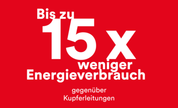 Es handelt sich um eine rote Kachel mit dem Schriftzug "Bis zu 15 mal weniger Energieverbrauch gegenüber Kupferleitungen".