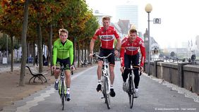 Ruben Zepuntke, Marcel Sieberg und André Greipel (von links) raden auf der Rheinuferpromenade.