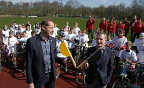 Tour-Direktor Christian Prudhomme (l.) und Oberbürgermeister Thomas Geisel geben den Startschuss zum Kinderradwettbewerb Petit Départ.