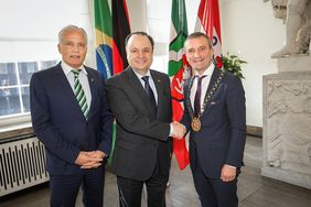 Der Botschafter Brasiliens in Berlin, Mario Vilalva (Mitte), wurde in Belgeitung von Honorarkonsul Max Krieger von Oberbürgermeister Thomas Geisel im Rathaus empfangen. Foto: Melanie Zanin