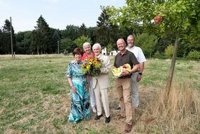 Stiftungsvorstand und Preisträger v.l.n.r.: Gisela Schnelle, Gartenamtsleiterin Doris Törkel, Dieter Schnelle, Preisträger Heinz-Thomas Bangert und Hergen Reker, Amt Putlitz-Berge. Foto: Uwe Schaffmeister
