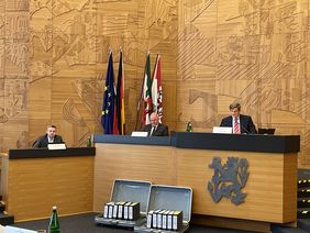 Beigeordneter Christian Zaum, Wahlamtsleiter Manfred Golschinski und Abteilungsleiter Torsten Flader (v. r.) präsentieren im Kreiswahlausschuss das Wahlergebnis. Foto: Amt für Kommunikation