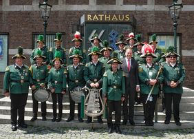 Das Stadt-Tambourkorps St. Maximilian 1904 Düsseldorf, Mitglied des St. Sebastianusschützenvereins Düsseldorf 1316, überbringt Oberbürgermeister Dr. Stephan Keller (3.v.r.) einen musikalischen Gruß vor dem Rathaus, Foto: Meyer.
